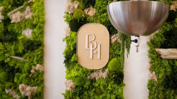 Intérieur d'un salon de coiffure partenaire Bio Hair, espace bac shampoing