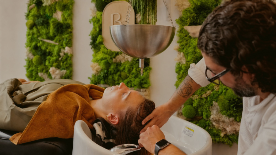 Massage crânien au bac dans un salon partenaire Bio Hair, ambiance végétale et holistique