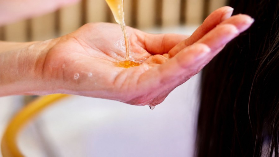 Application de l'huile 4 Saisons Bio Hair en bain d'huile, soin capillaire certifié bio