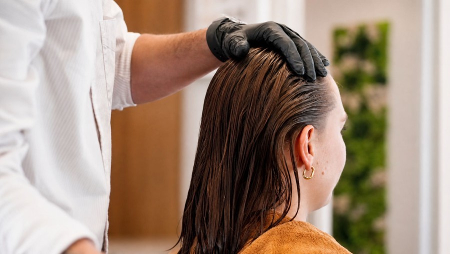 Diagnostic du cuir chevelu par un coiffeur professionnel, salon partenaire Bio Hair
