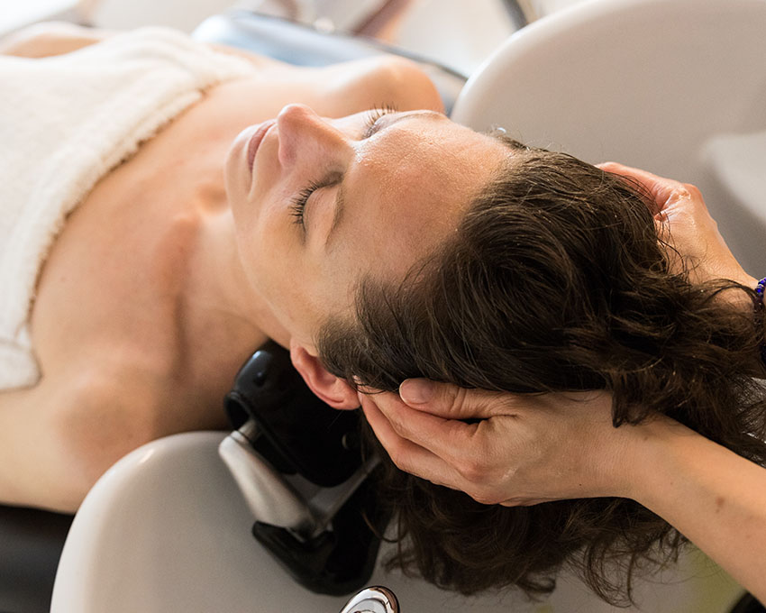 Favoriser la repousse des cheveux grâce au massage du cuir chevelu